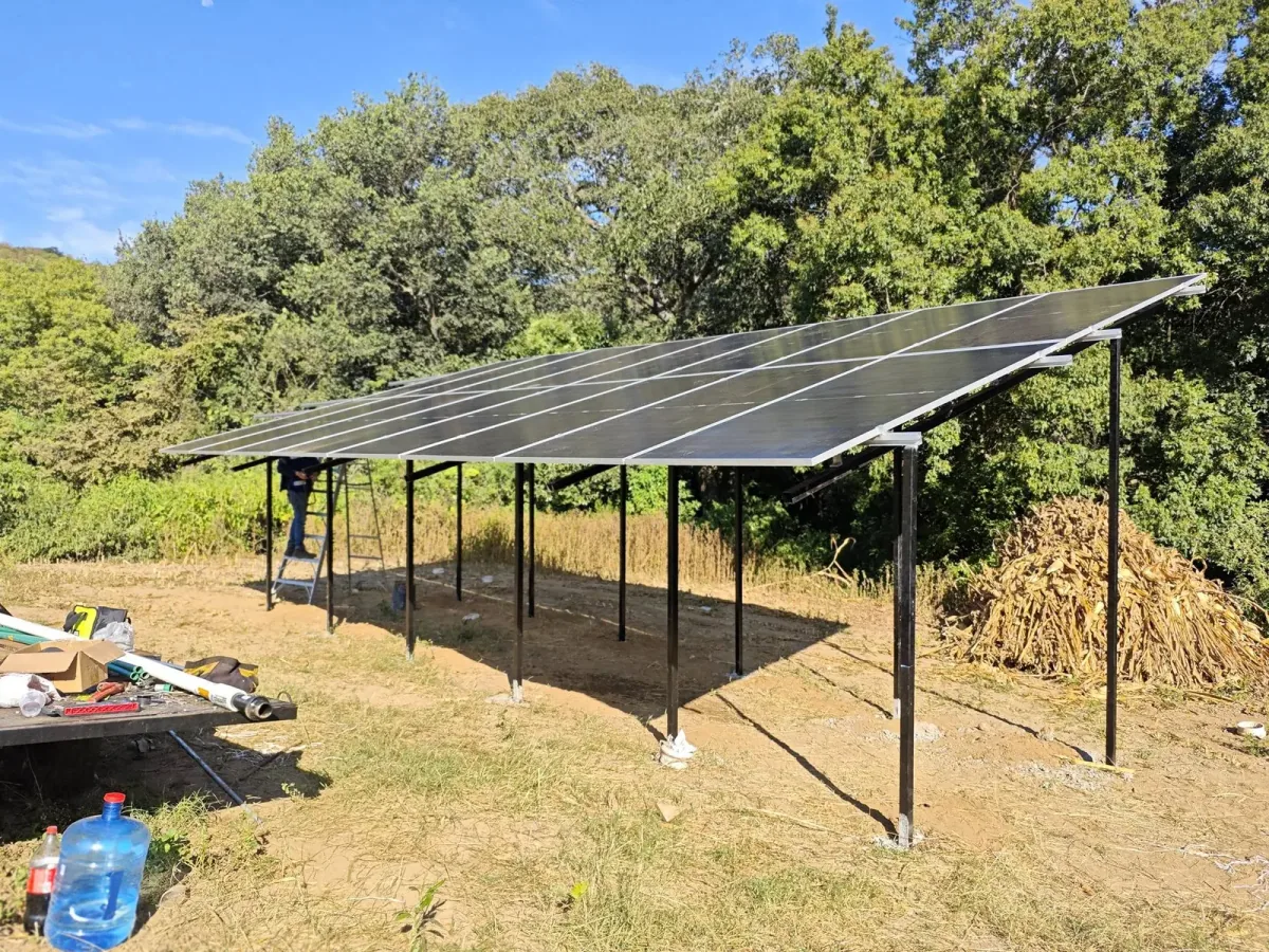 Paneles en estructura elevada para bombeo solar en Zapotiltic